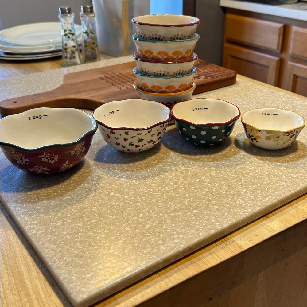 Pioneer women 5 ramekins and measuring cups 4 - Picture 2 of 9